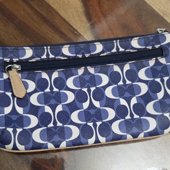 Coach Peyton Dream C Go-Go Wristlet. - Picture 7 of 10